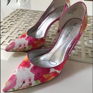 DERBY Pink floral Anne Klein heels